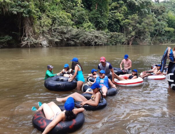 Trekking y tubing por el río Don Diego